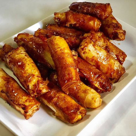 Banana Turon, Filipino Food, Filipino Recipes, Chicken Wings, Food Photography, Yummy Food, Snacks, Chicken, Photography