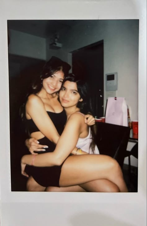 Vintage Aesthetic Polaroid, Polaroid Inspired Photos, Poloroid Pictures Ideas Best Friend, Best Friend Polaroid Pictures Aesthetic, Polaroid Aesthetic Friends, Polaroids With Friends, Cute Polaroid Pictures With Friends, Polaroid Pictures Party, Poloroid Aesthetic Pic