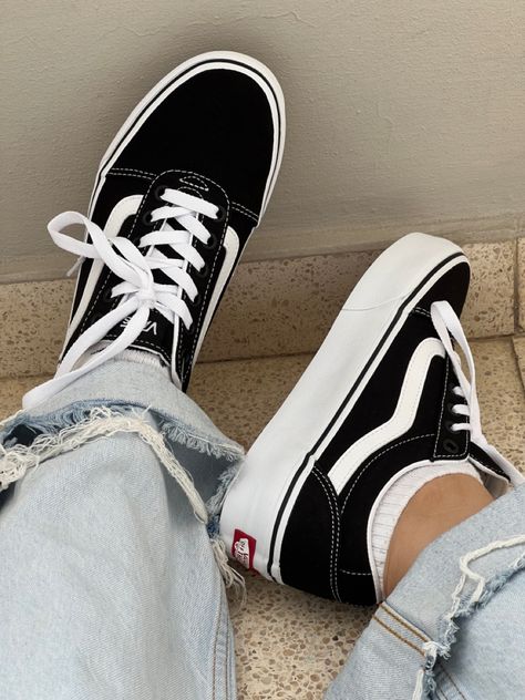 Vans Old Skool Platform Outfit Women, Black Vans Aesthetic, Vans Old Skool Outfit, Old School Sneakers, Estilo Vans, Vans Platform, Vans Aesthetic, School Sneakers, Shoes Black And White