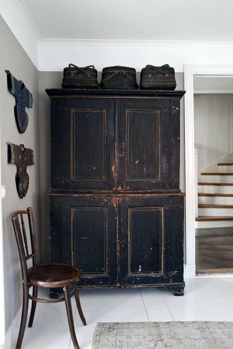 Black Painted Furniture, Antique Armoire, Black Cabinet, Casa Vintage, Primitive Furniture, Distressed Furniture, Black Furniture, Furniture Inspiration, A Chair