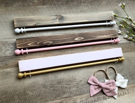 Headband Organizer Diy, Headband Rack, Hair Bows Holder, Diy Storage Space, Hair Band Holder, Rustic Baby Rooms, Diy Headband Holder, Diy Hair Bow Holder, Headband Holders