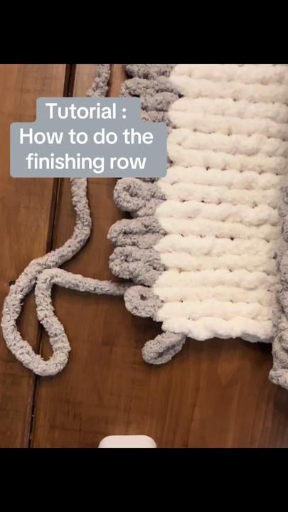 How To End A Chunky Blanket, Finger Crochet Blanket Chunky, Large Knit Blanket Diy Chunky Crochet, Loop Yarn Scarf, Hand Crochet Blanket Chunky Tutorial Diy, Hand Crochet Blanket Chunky, Finger Knitting For Beginners, Loop Yarn Blanket Ending, Loop Blanket