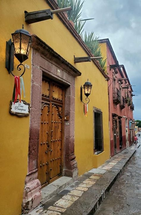 Mexican House Colors Exterior, Mexican Architecture Traditional, Spanish Revival Exterior, Mexican House Exterior, Mexico Houses, Yellow House Exterior, Mexican Style Homes, Mexican Architecture, Colonial House Exteriors