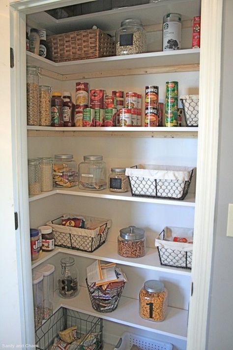 Diy Pantry Ideas, Closet Pantry Shelving, Diy Pantry Makeover, Desain Pantry Dapur, Diy Pantry Shelves, Pantry Redo, Ideas For Small Kitchens, Small Kitchen Pantry, Small Pantry Organization