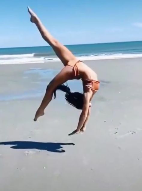 aesthetic tumbling girl Tumbling Aesthetic Photos, Tumbling Gymnastics Aesthetic, Tumbling Aesthetic, Aesthetic Gymnastics, Recreating Photos, Cheer Aesthetic, Tumbling Gymnastics, Acro Dance, Video Creator