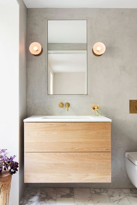 Want to make your tiny bathroom feel bigger and more organized? Follow these handy tips on how to decorate a small bathroom to make it feel larger. Drømme Bad, Primitive Bathrooms, Interior Design Minimalist, Industrial Bathroom, Bathroom Shower Tile, Small Bathroom Storage, Floating Vanity, Bathroom Trends, Bad Design