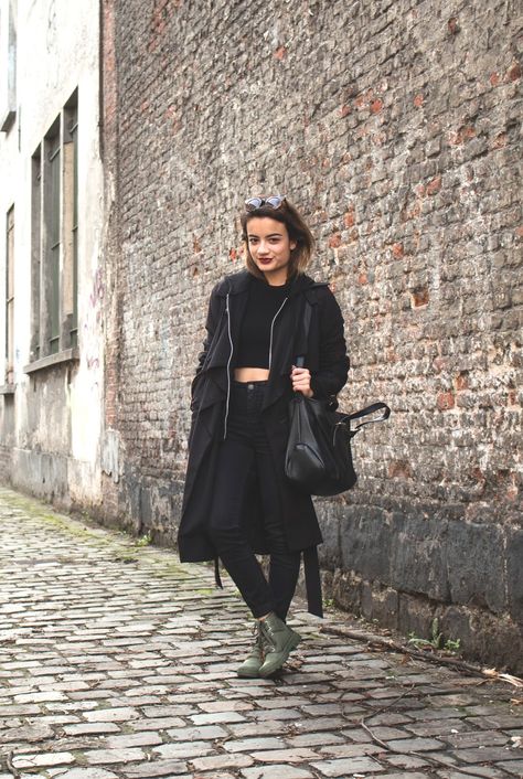 Sunglasses- c/o ZeroUV, Trench coat- H&M, Crop top and bag- Zara, Jeans- Lee, Shoes- c/o... Palladium Boots Outfit, Cut Up Jeans, Palladium Boots, Capsule Outfits, Women Street, Cold Weather Outfits, Emily Ratajkowski, Neutral Fashion, Sneakers Outfit