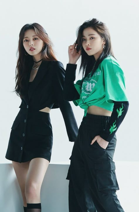 Ryujin And Yuna, Yuna And Ryujin, Ryujin Yuna, Woman In Suit, Dance Outfits Practice, Practice Outfits, Yuna Itzy, Itzy Ryujin, Shin Yuna