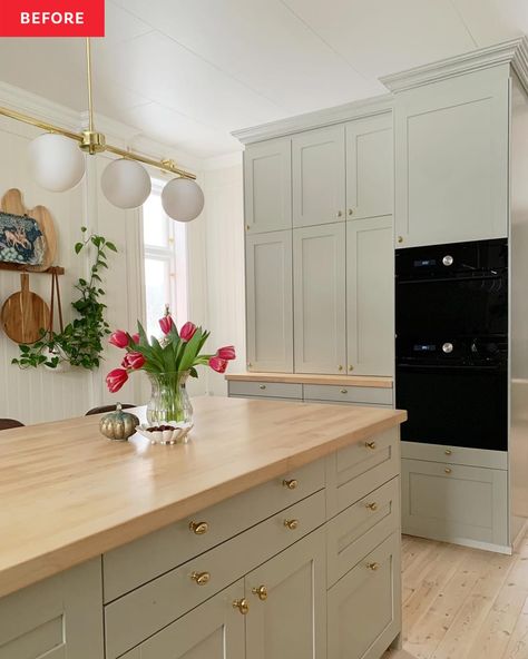 White kitchen with pale sage cabinets Scandinavian Houses, Ikea Kitchens, Pink Cabinets, Kitchen Cost, Wood Worktop, Kitchen Storage Hacks, Kitchen Planner, Ikea Cabinets, New Cabinet