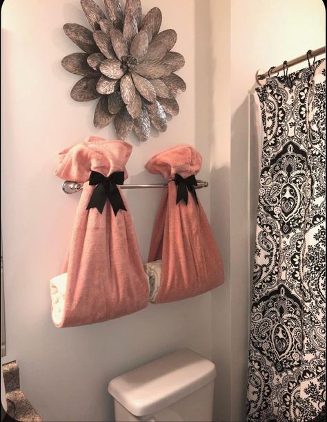 Hand Towel Decorating Ideas, How To Decorate Towels In Bathroom, Towel Decorating Ideas Bathroom, Bathroom Towel Decor Ideas, Beautiful Small Bathroom Designs, Beautiful Small Bathrooms, Beautiful Bathroom Decor, Towel Display, Folding Towels