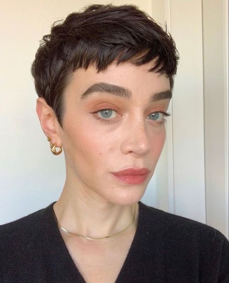 Women Really Short Hair, Short Permed Hair Pixie, Short Cuts For Thick Hair, White Short Hair, Cuts For Thick Hair, Bob Haircut Ideas, Top Knots, Crop Hair, Really Short Hair