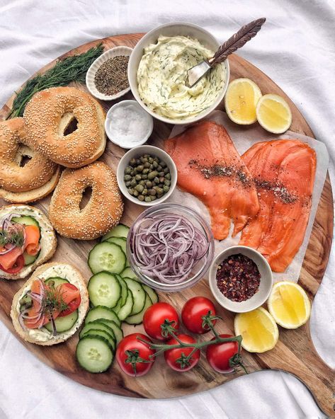 Smoked Salmon Bagel Brunch Board - Nourish & Tempt Starters Recipes Christmas, Bagel Brunch, Christmas Breakfast Ideas, Salmon Platter, Brunch Board, Salmon Breakfast, Smoked Salmon Bagel, Salmon Bagel, Crunchy Chickpeas