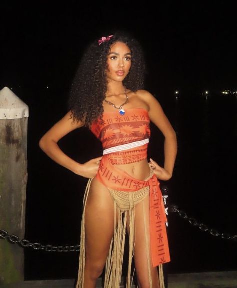 Moana Womens Costume, Black Disney Costumes, Hot Moana Halloween Costume, Curly Head Halloween Costumes, Costumes For Curly Hair Halloween, Halloween Costumes Women Curly Hair, Costumes With Curly Hair, Moana Outfit For Women, Moana Halloween Costume Women