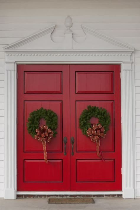 Double Front Door Wreaths, Statement Door, Red Doors, Winter Door Decorations, Red Front Door, Beautiful Front Doors, Christmas Dining Room, Door Colors, Double Front Doors