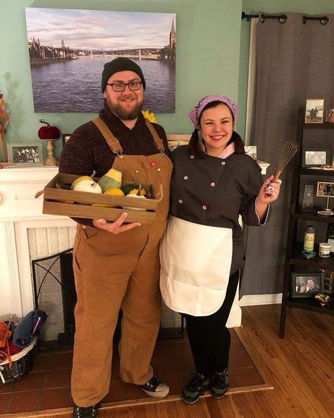 Love this sookie and Jackson costume Rory Halloween Costume, Gilmore Girls Halloween Costume, Sookie Gilmore Girls, Gilmore Girls Party, Halloween Costumes 2022, Costumes For Halloween, Round Of Applause, Couple Costumes, Clever Halloween Costumes