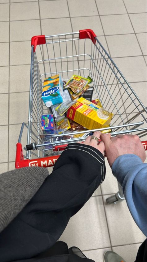 Supermarket Couple Photoshoot, Grocery Shopping Aesthetic Couple, Grocery Shopping With Boyfriend, Shopping With Boyfriend Aesthetic, Couples Grocery Shopping, Couple Shopping Mall Aesthetic, Couple Grocery Shopping, Supermarket Date, Shopping With Girlfriend