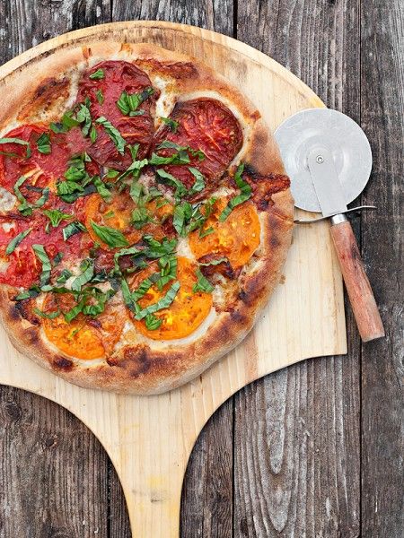 Heirloom Tomato Pizza Tomato Pizza, Fresh Tomato Recipes, Meatless Main Dishes, Heirloom Tomato, Weight Tips, Flatbread Pizza, Fitness Magazine, Main Course Recipes, Heirloom Tomatoes