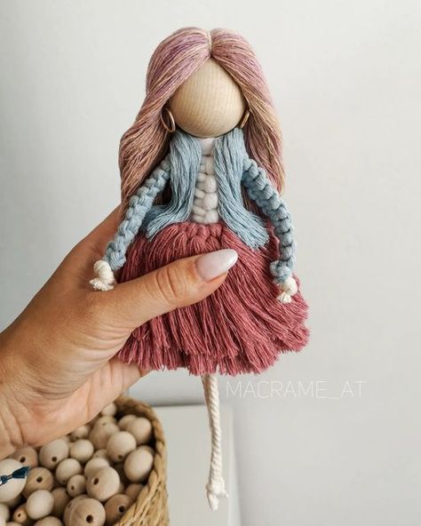 ▪️macrame_at ▪️made for you ▪️ on Instagram: “Oh hi girl! 👋 It will be rly a unique project! #macramedoll #macrameangel #personalizeddoll #personalizedgift #handmadegift #homemade…” Macrame Doll Diy, Diy Yarn Dolls How To Make, Macrame Dolls Tutorials, Macrame Dolls How To Make, Macrame People, Small Macrame Projects, Crafts With Yarn, Diy Yarn Dolls, Macrame Doll