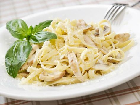 receta de espagueti blanco con crema y queso solo 5 ingredientes Alla Panna Sauce Recipe, Fetuchini Alfredo, Fetuccini Alfredo, Truffle Pasta, Chicken Fettuccine Alfredo, Truffle Mushroom, Chicken Fettuccine, Fettuccine Alfredo Recipes, Side Dishes For Chicken