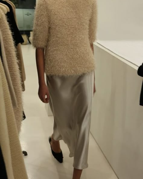 Silk Slip Dress, Slip Skirt, Minimal Chic, Style Winter, Satin Skirt, 가을 패션, Inspiration Mode, Mode Vintage, Mode Inspiration