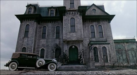 Addams Family (1991) movie mansion Adams Family House, Famous Haunted Houses, Addams Family House, Addams Family Movie, Witchy House, Real Haunted Houses, Adams Homes, Adams Family, Family Movie