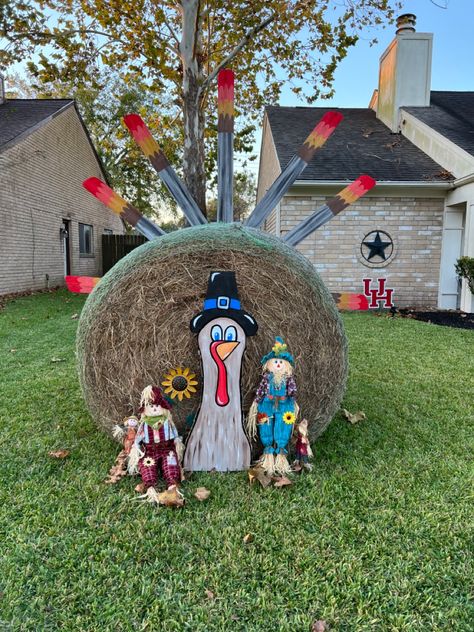 Thanksgiving/Fall yard decor. Homemade hay bale turkey. Artist Credit: @valerienicole7 Hay Bale Turkey, Hay Bale Ideas, Scarecrow Contest, Fall Displays, Fall Yard Decor, Fall Yard, Autumn Display, Hay Bales, Diy Yard