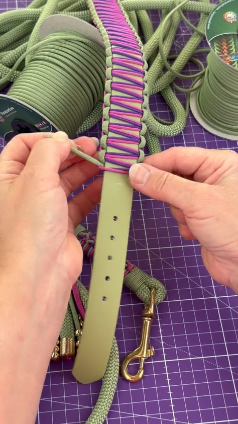 Paracord.eu | NEW Holy Guacamole Biothane with Quick Tutorial 🎥 This is the NEW Biothane colour Holy Guacamole. Exactly the same colour as Paracord… | Instagram Paracord Projects Tutorials, Paracord Macrame, Pet Accessories Diy, Paracord Wrap Handle, Cobra Knot, Cord Bracelet Diy, Paracord Jig, Paracord Weaves, Paracord Dog Collar