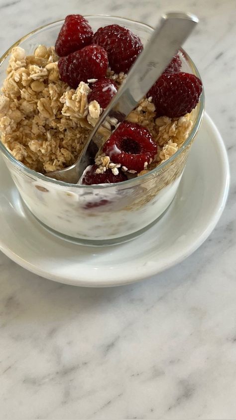 Raspberry Oats, Yogurt Oats, Healthy Yogurt, Healthy Food Inspiration, Healthy Food Dishes, Healthy Food Motivation, Healthy Lifestyle Food, Soft Aesthetic, Food Is Fuel