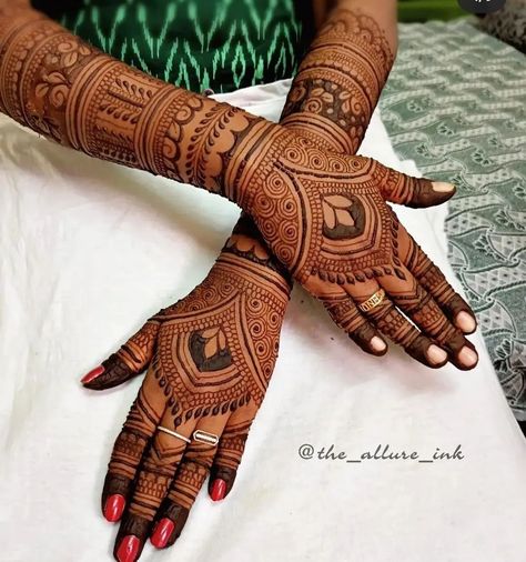 Full Hand Backside Mehndi Designs, Bharva Mehndi Designs Back Hand Side, Back Side Bridal Mehendi Design, Bharchak Mehndi Designs, Full Hand Mehndi Designs Back Side, Back Hand Henna Design, Back Hand Henna, Mehndi Bridal, Bridal Mehandi