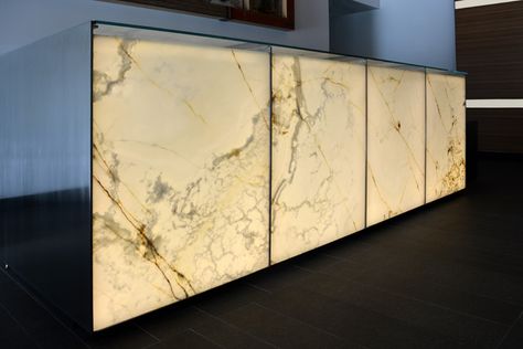 Backlit white onyx reception desk at 680 Folsom in San Francisco, California. Kitchen Wall Covering, Onyx Kitchen, Front Desk Design, Reception Desk Design, Stone Tile Wall, Marble Price, Marble Bar, Office Lobby, Alabaster Stone