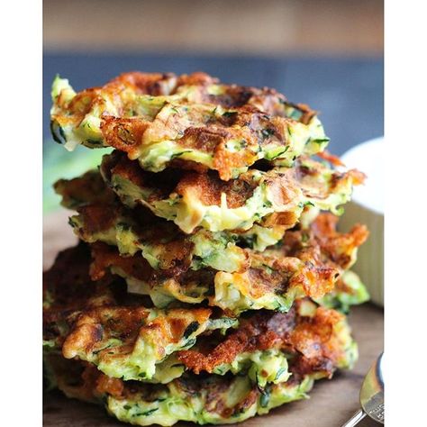 Cheesy Courgette Waffles! I told you I'd survive a kitchen refit... Courgette Pasta, Snack To Make, Waffle Iron Recipes, Cheese Waffles, Waffle Maker Recipes, Savory Waffles, Waffles Recipe, Bubble Waffle, Waffle Sandwich