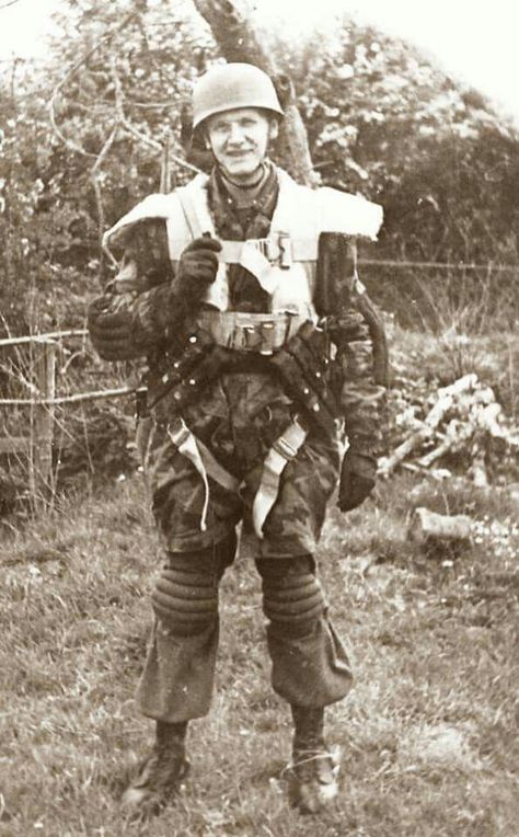 Fallschirmjäger wearing a life jacket with his parachute harness. German Paratrooper, Soldier Outfit, Airborne Forces, Ww2 Soldiers, Ww2 Photos, German Soldiers Ww2, Tactical Gear Loadout, Military Pictures, Military Photos