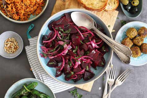 سلطة البنجر, Red Beets Salad, Cilantro Salad, Smoked Salmon Salad, Vegetarian Salad, Mushroom Salad, Vegetarian Salad Recipes, Beetroot Salad, Red Onion Salad