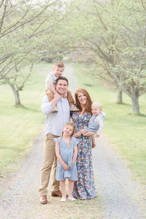 Virginia Spring Family Session | The Alsop Family | Richmond, VA Family Mini Sessions Poses, Family Of 5 Photo Shoot Poses, Posing For Family Of 5, Family Photo Park Ideas, Family 5 Poses, Family Photos With Three Children, Outdoor Family Of 5 Photos, Family Of 5 Portraits, Family Photography Poses For 5