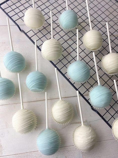 Light Blue Cake Pops, Blue Baby Shower Desserts, Baby Shower Cake Pops For Boys, Baby Boy In Bloom Shower Ideas, Cake Pops Blue, Gender Reveal Cake Pops, Blue Cake Pops, Baby Shower Oso, Simple Gender Reveal