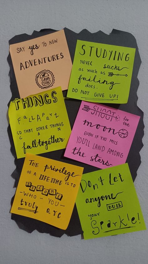 What To Write In Sticky Notes, Sticky Note Quote Wall, Diary Ideas Creative With Sticky Notes, Sticky Notes Wall Decor Aesthetic, Painting On Sticky Notes, Cute Things To Write On Sticky Notes, Room Decor Motivation Wall Art, Sticky Note Room Decor, Sticky Notes Journal Ideas