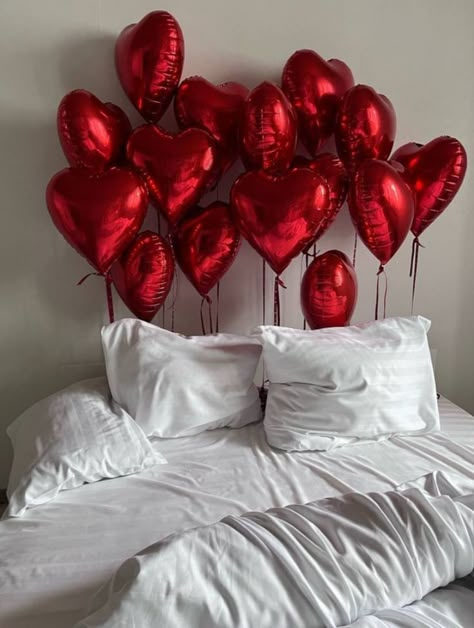 Valentine’s Day Bedroom Decor, Valentines Day Bed, Red Valentines Aesthetic, Happy Valentines Day Aesthetic, Valentines Day Bedroom, Valentines Balloons Decorations, Happy Valentines Day Photos, Valentine Backdrop, Valentines Balloons