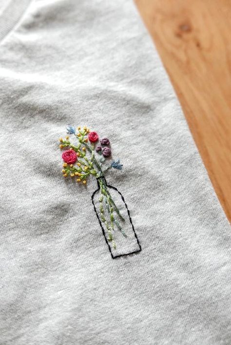 T-shirt coton bio brodé main personnalisable BOUQUET VASE - Etsy France T Shirt With Embroidery, Embroidery On Clothes Ideas, Little Embroidery Ideas, Flower Vase Embroidery, T Shirt Embroidery Ideas, Embroidery For Shirts, Embroidery Shirt Ideas, Shirt Embroidery Ideas, T Shirt Embroidery