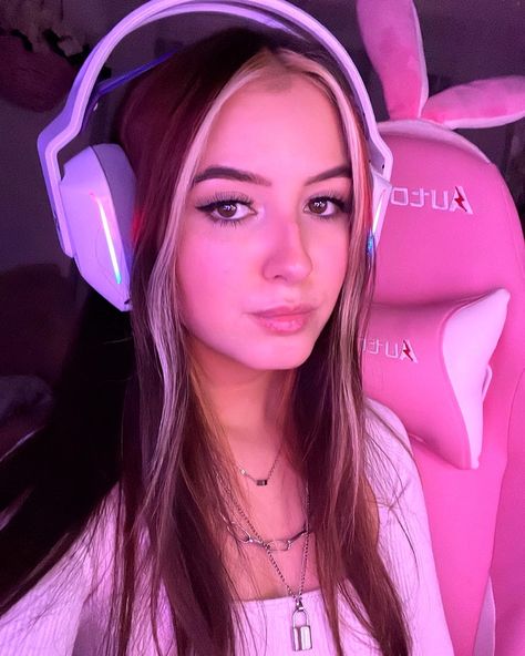 Gamergirl Instagram page, megsle small streamer and gamer. Pink set up, gaming set up. Girl With Headphones, Kitty Games, Logitech, Gamer Girl, Cat Ear Headphones, Cat Ears, In Ear Headphones, Headset, Headphones