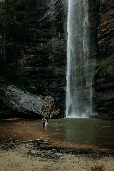 Georgia Adventure Couples Session | Monica Leavell Photo | www.monicaleavellphoto.com #carolinasadventurephotographer #carolinaelopementphotographer #carolinaweddingphotographer #carolinaengagementphotographer #georgiaweddingphotographer #georgiaelopementphotographer #atlantaengagement #toccoafalls #georgiaengagement #georgiabride #dirtybootsandmessyhair #loveandwildhearts #radlovestories #mountainwedding #mountainengagement #adventureengagement Georgia Photoshoot, Toccoa Falls Georgia, Georgia Elopement, Mountain Photoshoot Ideas, Mountains Photoshoot, Colorado Waterfalls, Toccoa Falls, Gatlinburg Tennessee Vacation, Kids In Love