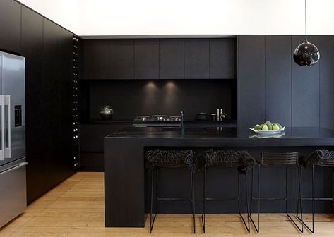 80 Black Kitchen Cabinets – The Most Creative Designs & Ideas - InteriorZine Matte Kitchen, Black Kitchen Design, Black Modern Kitchen, Modern Black Kitchen, Model Dapur, Matte Black Kitchen, Gloss Kitchen, Black Countertops, Black Kitchen Cabinets