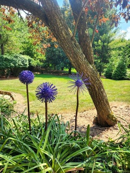 Diy Outdoor Flowers, Upcycled Flowers, Screw Flowers Diy, Screw Flowers, Flowers Made From Golf Balls And Screws, Diy Plant Stakes, Garden Flowers Made From Screws, Junk Metal Art Flowers, Recycled Metal Garden Art Old Tools