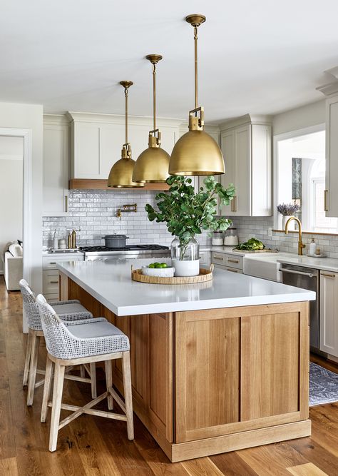 Traditional white kitchen ideas: 20 timeless period spaces | Homes & Gardens Traditional Modern Kitchen, Classic Timeless Kitchen, Traditional White Kitchen, White Traditional Kitchen, Traditional Farmhouse Kitchen, Colonial Kitchen Remodel, Modern Dining Room Ideas, White Kitchen Traditional, Hgtv Kitchens