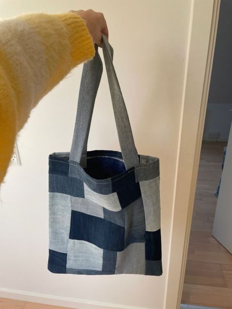 Denim tote bag #jeansbagdiy #jeansbagdiyfreepattern #jeansbagdiyhowtomake Diy Bags From Old Clothes, Tote Bag From Old Jeans, Jeans Bags Ideas, Tod Bag, Jean Tote Bag, Tote Bad, Denim Jeans Ideas, Bag From Old Jeans, Recycled Denim Bags