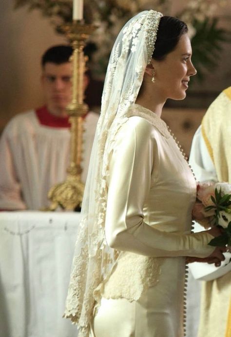 Catholic Wedding Dresses, Low Key Wedding Dress, Mantilla Veil Wedding, Old Fashioned Wedding, Boda Mexicana, Fancy Wedding Dresses, Catholic Wedding, Dream Wedding Ideas Dresses, Classic Wedding Dress