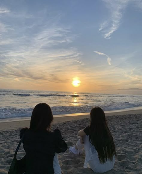 You Are My Moon, Korean Best Friends, Best Friends Shoot, Friend Poses Photography, Beach Photography Poses, Best Friends Aesthetic, Friend Poses, Friend Photoshoot, How To Pose