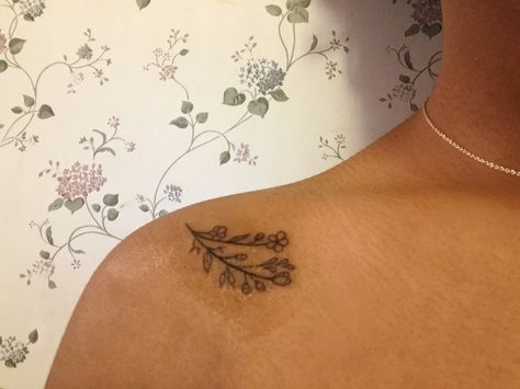 Shoulder Stick And Poke, Collar Bone Shoulder Tattoo, Tattoo Stick N Poke, Tattoos Vines, Flowers Minimalist, Stone Tattoo, Tattoo Flowers, Girls Tattoo, Stick N Poke