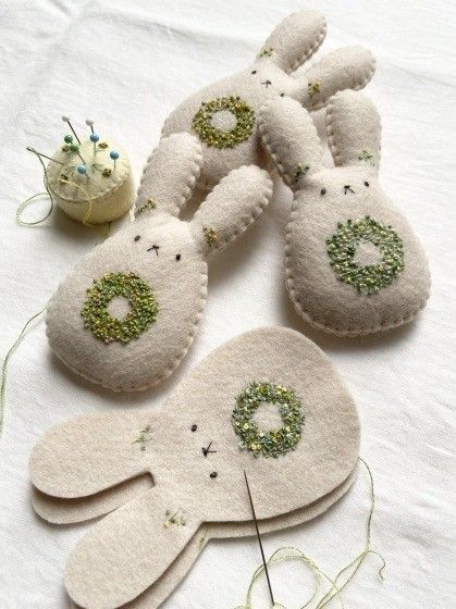 Felt Crafts Christmas, Felt Crafts Diy, Sewing Stuffed Animals, Felt Embroidery, Hand Embroidery Projects, Fabric Toys, Easter Crafts Diy, Bunny Crafts, Felt Christmas Ornaments