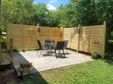 Corner Patio Privacy Fence, L Shaped Privacy Fence, Fire Pit With Privacy Wall, Corner Privacy Fence, Corner Privacy Fence Ideas, Corner Fence Ideas, Privacy Fence Corner, Privacy Wall Outdoor, Fence Around Pool