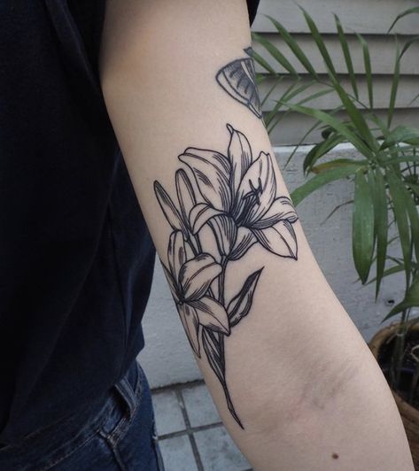 Tatuaje Studio Ghibli, Symmetrical Tattoo, Lillies Tattoo, Lily Tattoo, Minimalist Tattoos, Dainty Tattoos, Aesthetic Tattoo, Best Tattoo Designs, Deep Meaning